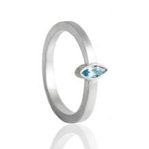 Zilveren Ring met markiesvormige topaas van 5 x 2,5 mm