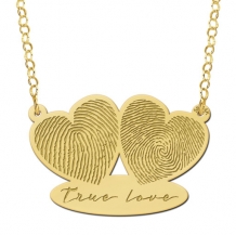 Gouden hanger met twee vingerafdrukken in hartvorm en tekst