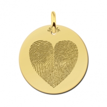 Gouden ronde hanger met twee vingerafdrukken in hart